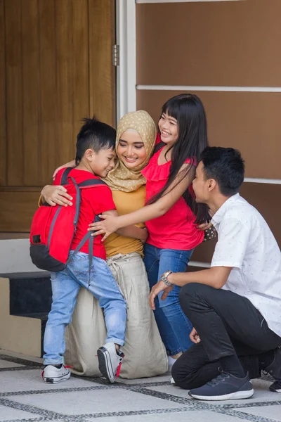 Kid boy and girl hug their parents — Stock Photo, Image