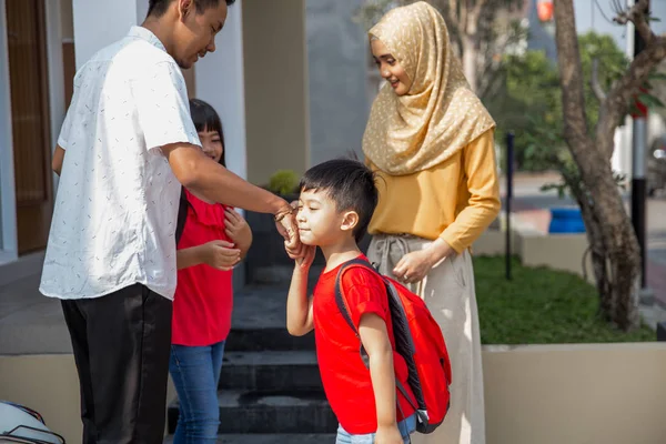 Berjabat tangan dengan orang tua sebelum pergi ke sekolah — Stok Foto