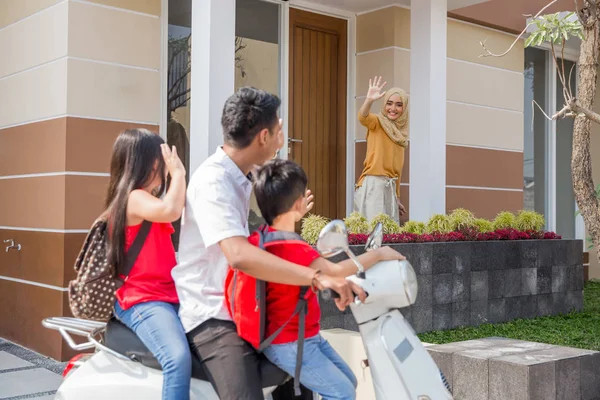 Papa bringt seine Kinder mit dem Motorrad zur Schule — Stockfoto