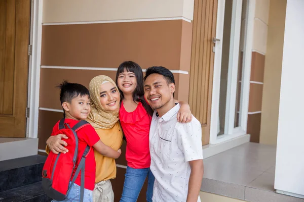 Anak laki-laki dan perempuan memeluk orang tua mereka — Stok Foto