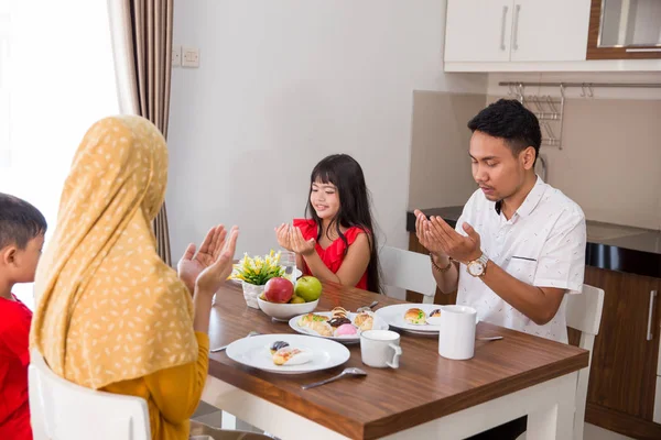 Asian muslim family pray before eating — Stock Photo, Image