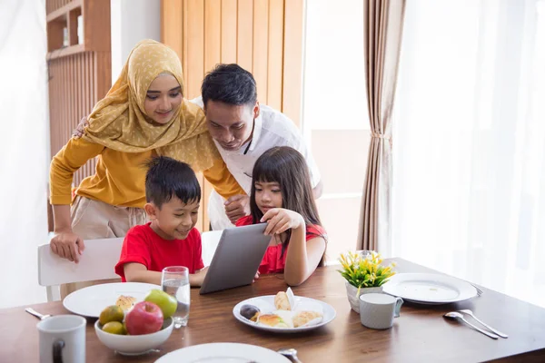 Gezin met tablet pc thuis — Stockfoto