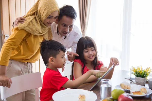 Anak Anak Dan Orang Tua Menggunakan Tablet Ruang Makan Bersama — Stok Foto