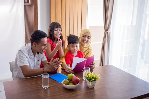 Leer un libro con los padres — Foto de Stock