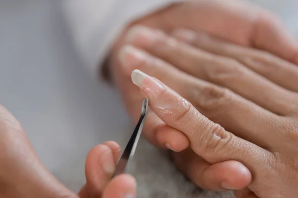 Manicure com empurrador de cutícula — Fotografia de Stock