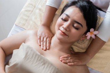 onun omzuna masaj yaptırdığım kadın