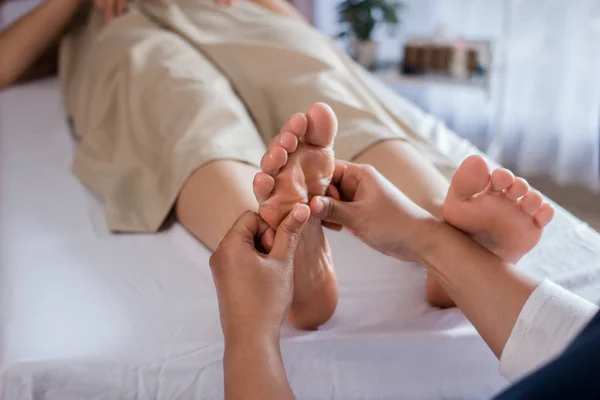 Reflexologia tratamento de massagem perna tailandesa — Fotografia de Stock