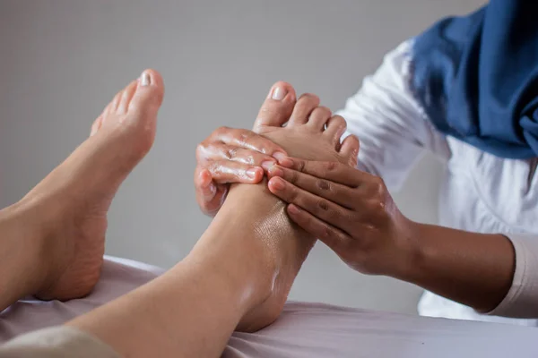 Voet massage in de spa salon, close-up — Stockfoto