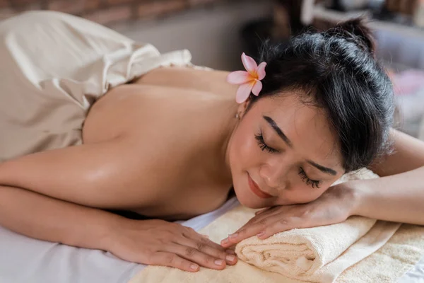 Mujer relajante en cama de masaje —  Fotos de Stock