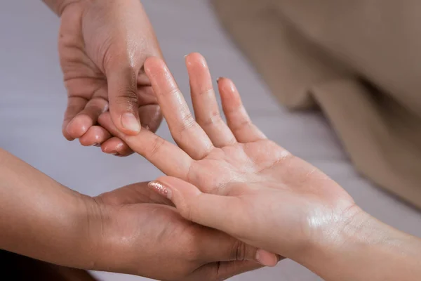 Massage des mains gros plan — Photo
