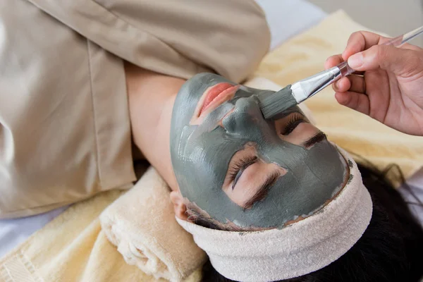 Фото косметолога, делающего маску для лица — стоковое фото