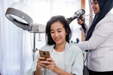 tedavi elde ederken cep telefonu kullanan kadın