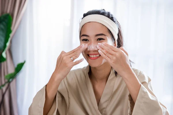 Mujer facial con espuma —  Fotos de Stock