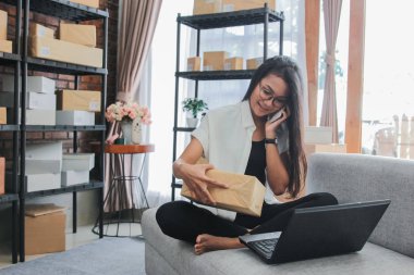 At home iş smartphone ile Asya işkadını portresi