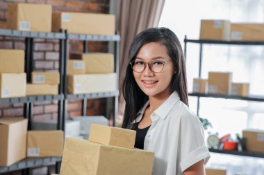 Paket iş nakliye, paket iş tutan kadın kurye