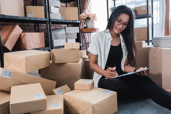 Werken van thuis en check pakketten verzendt — Stockfoto