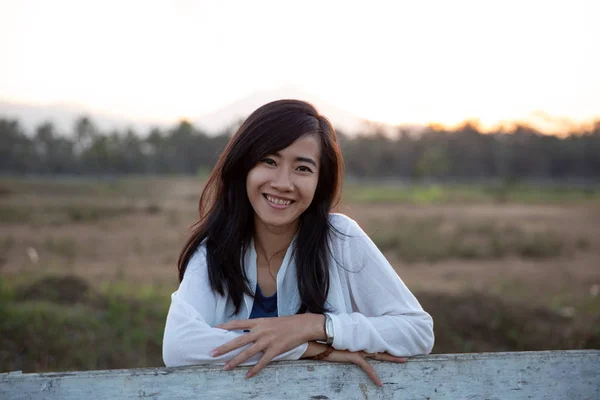 Asian woman enjoying sunset — Stock Photo, Image