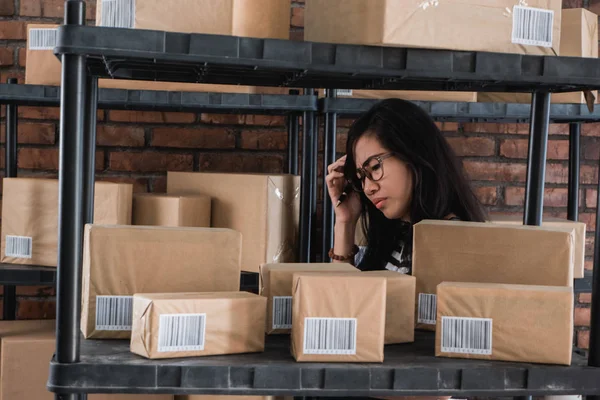 Stress vrouw terwijl u werkt — Stockfoto