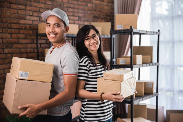 Unga asiatiska online business ägare — Stockfoto