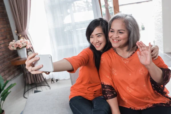 Rijpe moeder en dochter doen selfie — Stockfoto