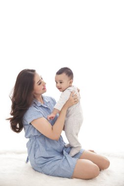 güzel anne sevimli oğlu ile oynamak