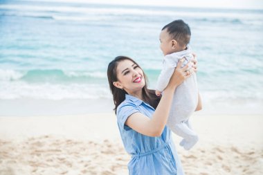 mutlu anne dışında sevimli oğlu ile oynarken