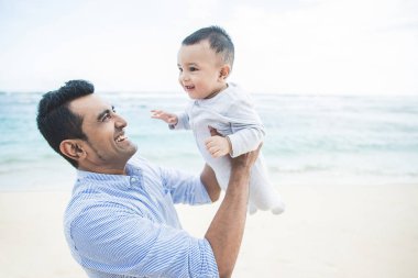 yakışıklı Baba sevimli oğlu ile kumsalda oynarken