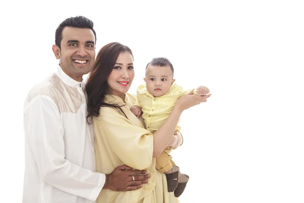 Feliz pequena família sorrindo para a câmera — Fotografia de Stock