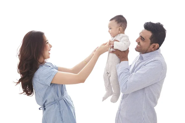 Família feliz casual brincando com seu filho bonito — Fotografia de Stock