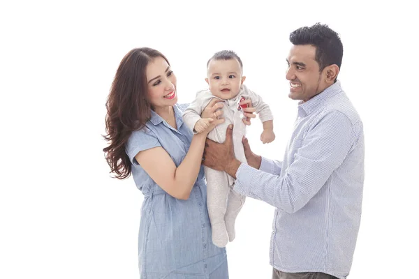 Casual glückliche Familie spielt mit ihrem niedlichen Sohn — Stockfoto