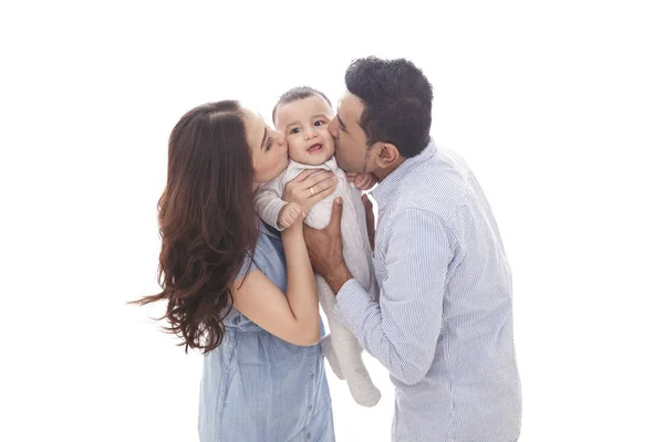 Mamma e papà baciare il loro bambino carino — Foto Stock