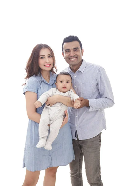 Famiglia felice con figlio carino sorridente sulla macchina fotografica — Foto Stock