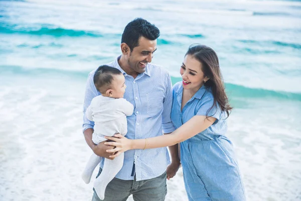 Glückliche kleine Familie mit ihrem süßen Sohn Urlaub am Strand — Stockfoto