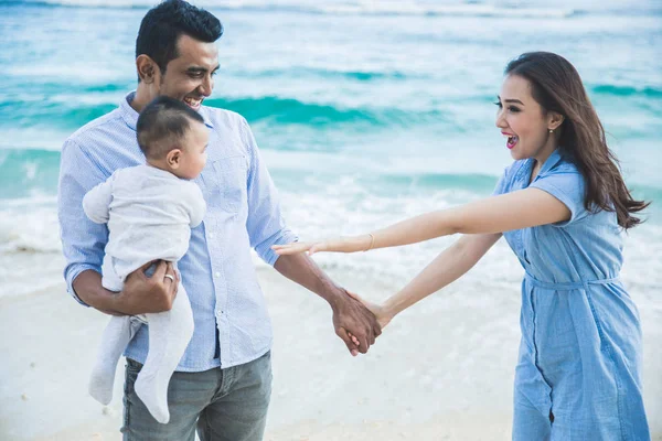 Família pequena feliz com suas férias bonito filho na praia — Fotografia de Stock