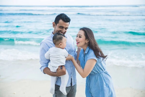 Família pequena feliz com suas férias bonito filho na praia — Fotografia de Stock