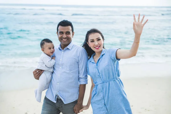 Família pequena feliz com suas férias bonito filho na praia — Fotografia de Stock