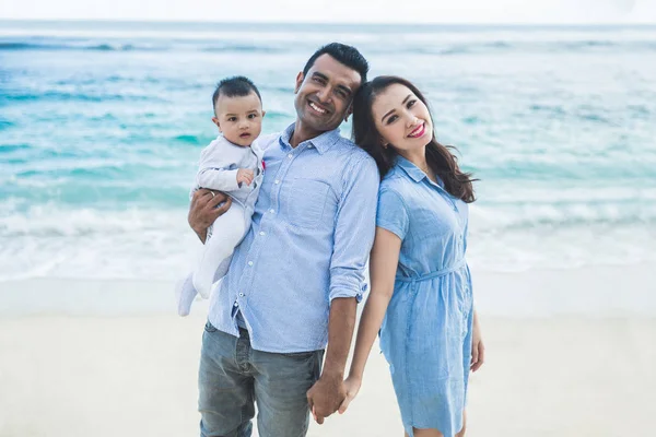아름 다운 가족 카메라에 미소 때 해변에서 휴가 — 스톡 사진