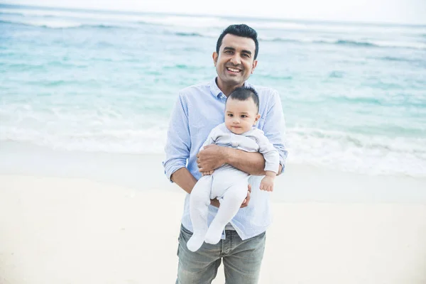 Sevimli oğlu ile yakışıklı baba — Stok fotoğraf
