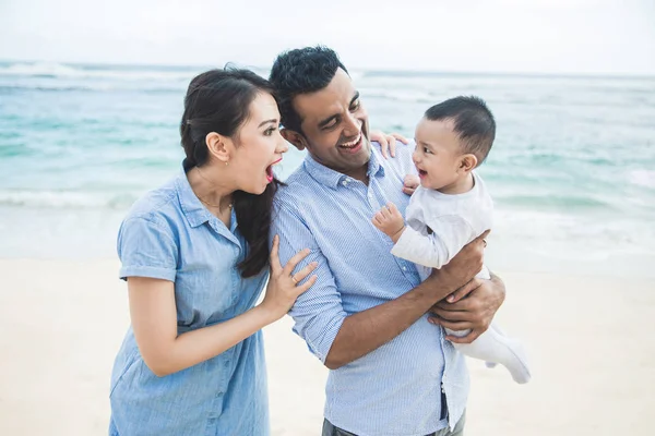 Gelukkig weinig familie vakantie op het strand — Stockfoto