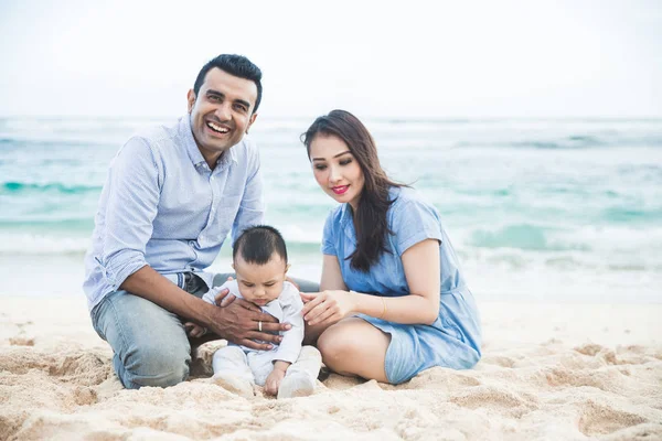 Família feliz se divertindo juntos durante as férias na praia — Fotografia de Stock