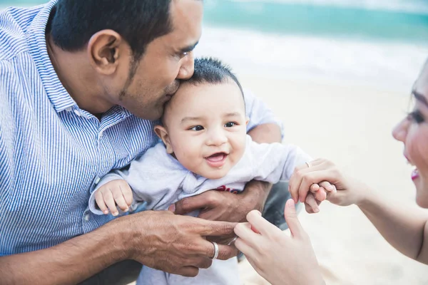 Feliz niño sonriendo mientras papá besa su frente —  Fotos de Stock