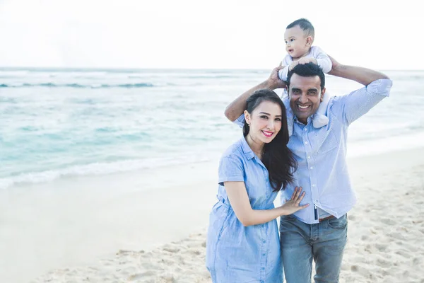 Hermosa familia con pequeño hijo divirtiéndose juntos mientras vacat —  Fotos de Stock