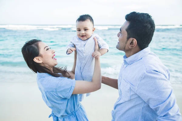 Красива сім'я з маленьким сином розважається разом під час вагітності — стокове фото