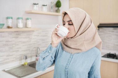 bir fincan kahve içme hijab giyen güzel genç kadın
