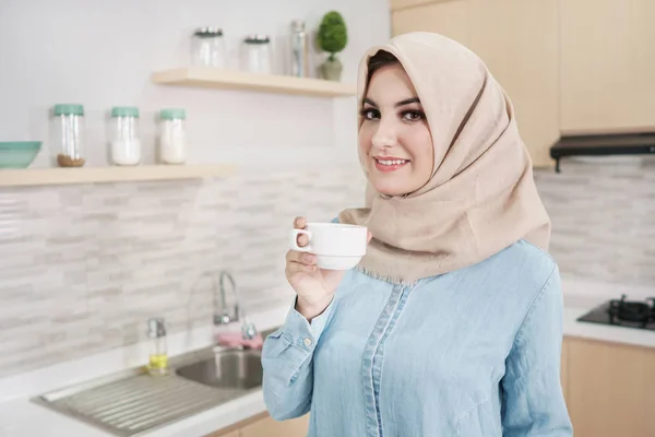 Hermosa joven con hijab bebiendo una taza de café — Foto de Stock