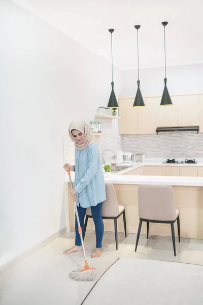 Beautiful housewife wearing hijab cleaning her house — Stock Photo, Image