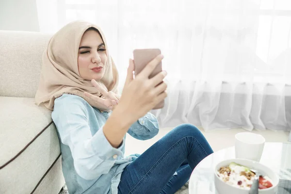 Красивая домохозяйка в хиджабе делает селфи в досуге ти — стоковое фото