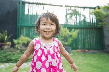 mutlu güzel childs ifade ev arka bahçe
