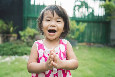 mutlu güzel childs ifade ev arka bahçe