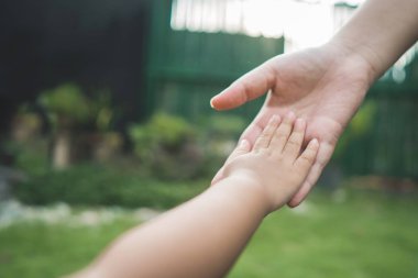 küçük Childs'ı el ile anne eller